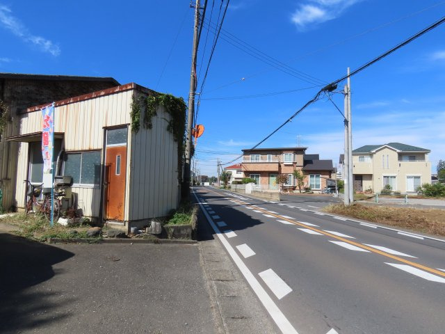 坂戸市中小坂売地の前面道路含む現地写真