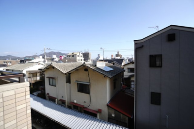 【展望】 | 【上質リノベ】サーパス五日市コイン通り | 【四季を感じる】
四季の移ろい・爽やかな青空や風を感じられ
自然を愉しめるパノラマビュー。
毎日の暮らしに余裕を感じさせてくれる、
遮る物の無い開放的な眺望を是非、ご堪能ください。