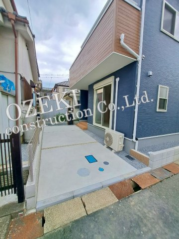 越谷市上間久里新築戸建て 不動産の真価をイノベーションする-Livele Fine-の駐車場