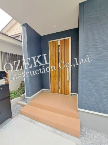 越谷市上間久里新築戸建て 不動産の真価をイノベーションする-Livele Fine-のエントランス