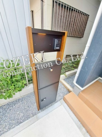 越谷市上間久里新築戸建て 不動産の真価をイノベーションする-Livele Fine-のエントランス