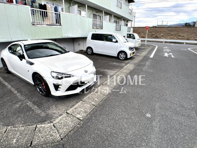 【駐車場】 | グリーンハイツ | 駐車場に車を止められます