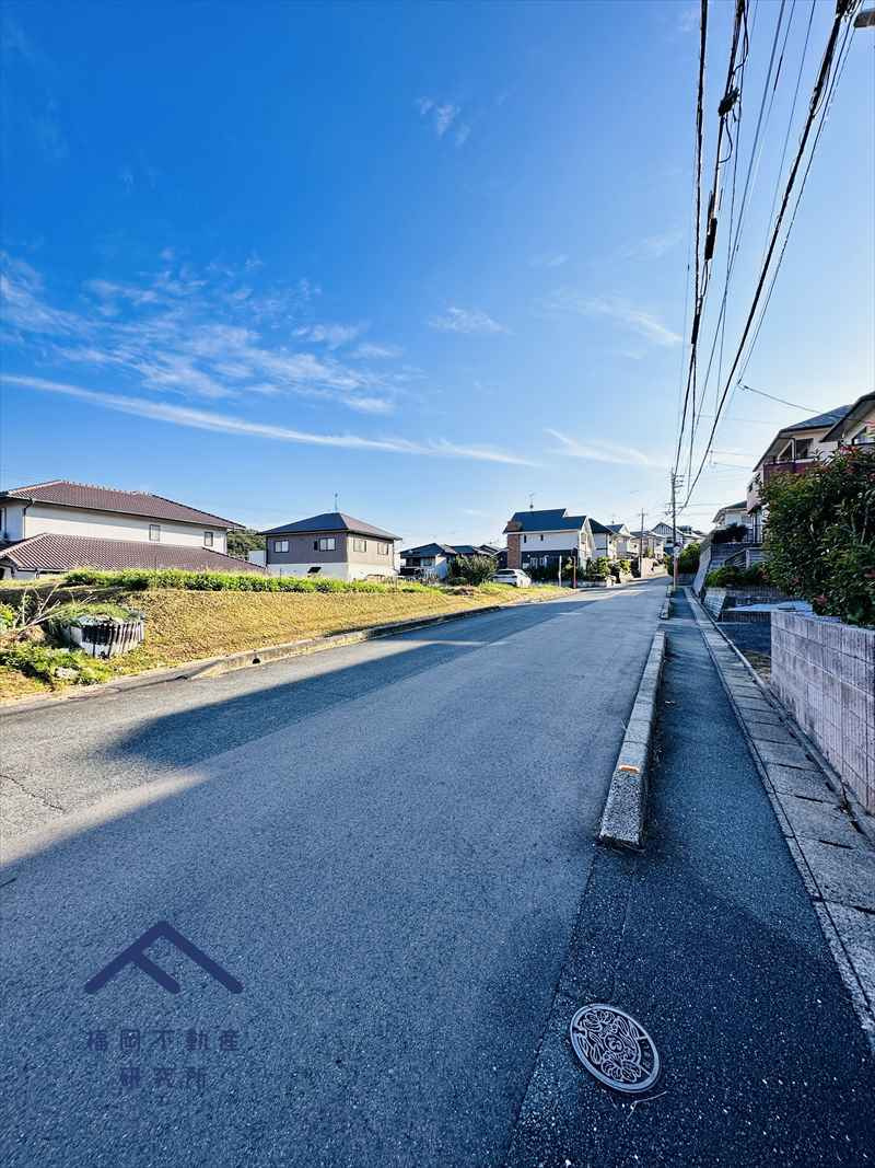 宗像市ひかりヶ丘６丁目　戸建ての前面道路含む現地写真