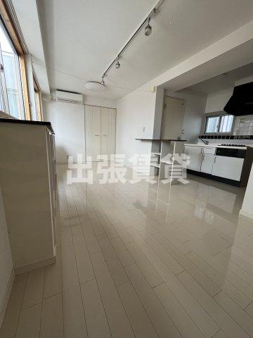 仲介手数料0円！K-squareの居間・リビング