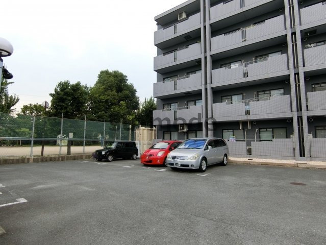 セレニテ上中条の駐車場