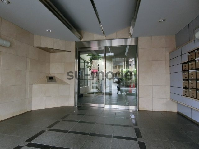 セレニテ上中条のエントランス