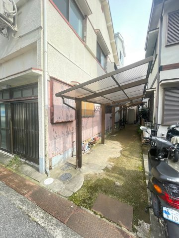 一津屋2丁目貸家の駐車場