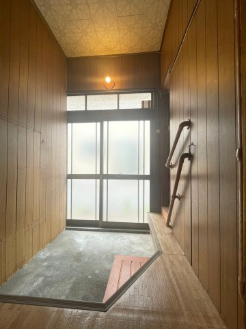 一津屋2丁目貸家の玄関