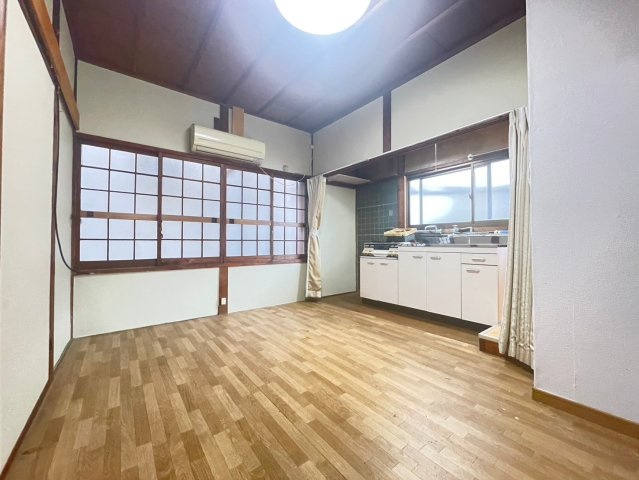 一津屋2丁目貸家の居間・リビング