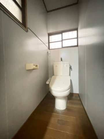 一津屋2丁目貸家のトイレ