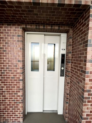 【その他共用部分】 | フェイムビューテラス港南中央 | お買い物時やベビーカーの出し入れに便利なエレベーター付です。