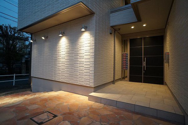 Comforza Residenceのロビー|雰囲気のあるさわやかな印象のエントランス♪