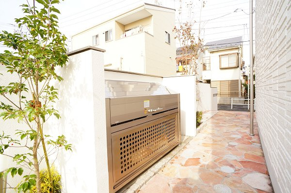 Comforza Residenceのその他共用部分|ごみステーションはエントランスの横♪