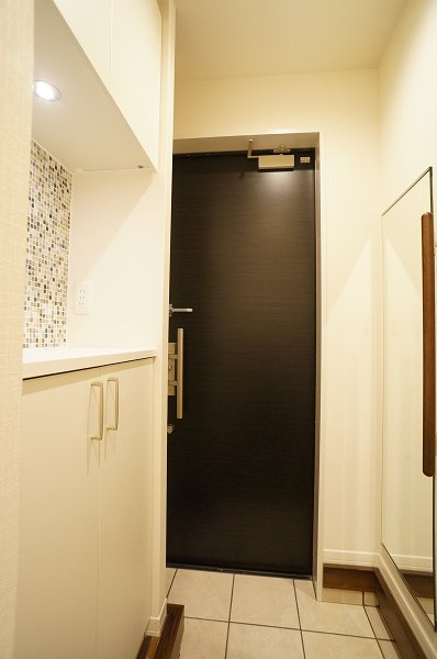 Comforza Residenceの玄関|玄関にはゆとりのシューズＢＯＸと全身ミラー♪