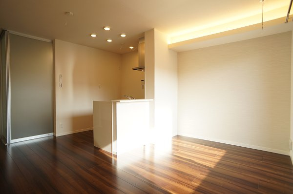 Comforza Residenceの居間・リビング|日当たりサンサン！間接照明がおしゃれ♪