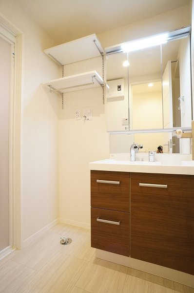 Comforza Residenceの洗面所|女子力向上にはシャンプードレッサーはマストアイテム♪洗濯機置場には棚もついてます。