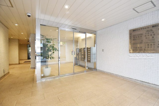 【エントランス】 | お客様を、そして住人を出迎えてくれるマンションのエントランス。ゴミが落ちていないことからも、管理状態の良さや住民の節度の高さが見て取れます。～即日のご見学可能～　お問合せはお気軽にどうぞ。