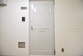 【その他共用部分】 | 皆様をお迎えする、お部屋の玄関ドア。開けやすさや開放角度、ドアノブの操作しやすさや鍵の形状などを、現地で一度ご確認ください。～即日のご見学可能～　お問合せはお気軽にどうぞ。