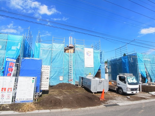 新築　吉岡町大久保　GRAFARE　2号棟の駐車場|現地写真　　 駐車スペース広々！建物南側に並列で3台置けます♪					
