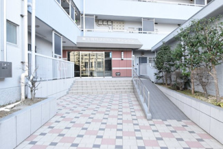 【エントランス】 | マンションの正面エントランス。出入りする人間を癒してくれるマンション入り口であり、その建物の「顔」でもあります。