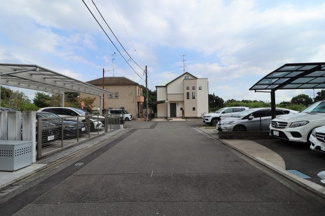 【前面道路含む現地写真】 | 前面道路は広々としており、交通量も少ないので小さなお子様も安心です♪