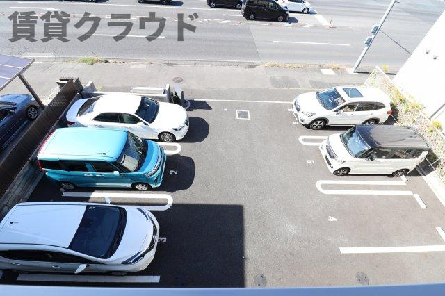 パークサイドＳＯＧＡの駐車場|駐車場があるので、車を買う予定の方も安心です