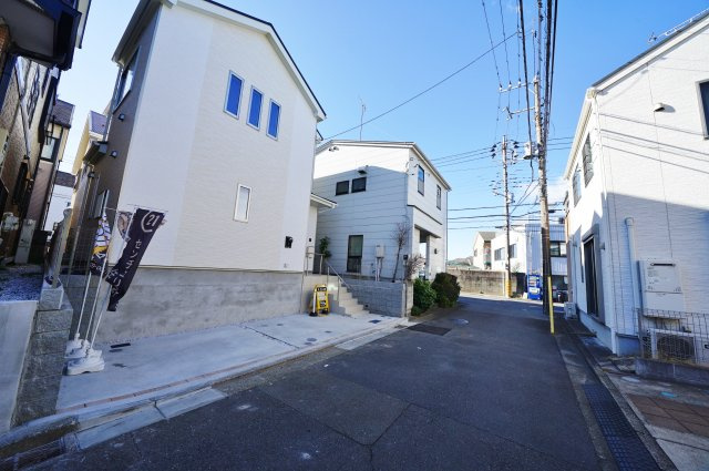 【横浜市保土ケ谷区仏向西19-2新築戸建て】★仲介手数料無料★（坂本小学校・保土ヶ谷中学校）の前面道路含む現地写真