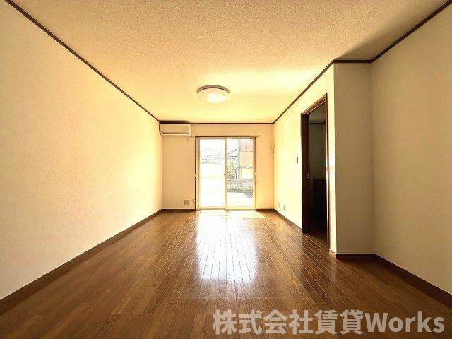 メゾネット井川の居間・リビング|ゆったり過ごせるリビングです