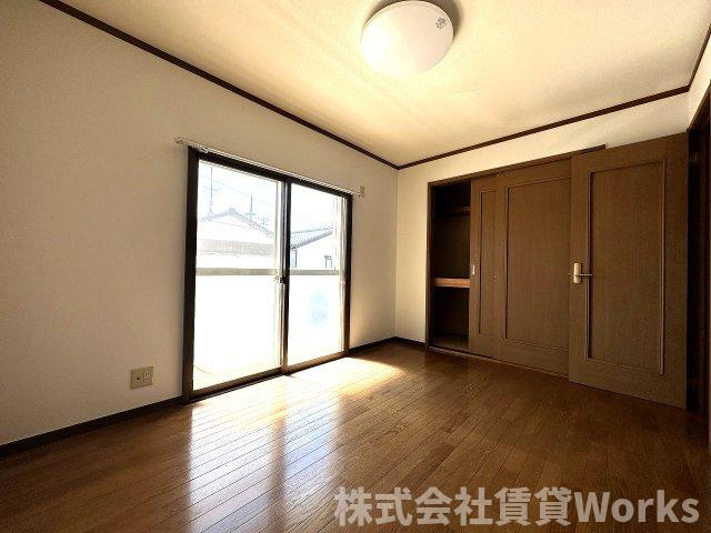 メゾネット井川の居間・リビング|ゆったり過ごせるリビングです