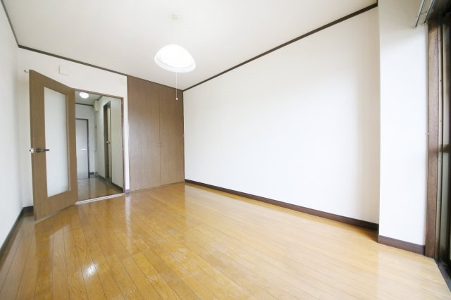 サンウォーム駅西の洋室