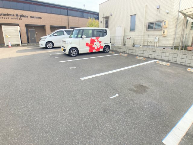 Gracious S-placeの駐車場