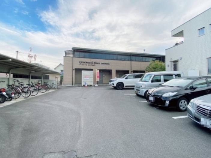 Gracious S-placeの駐車場