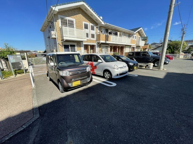 ニューフラワーY・Kの駐車場