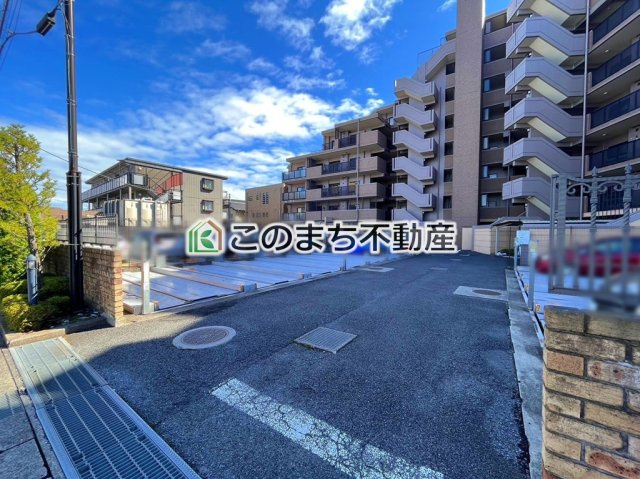 ナイスアーバン今泉ウイングスクエアの駐車場