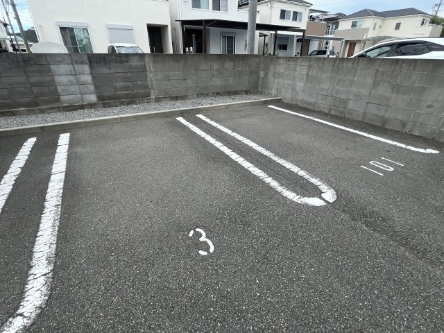 メゾンクレールの駐車場