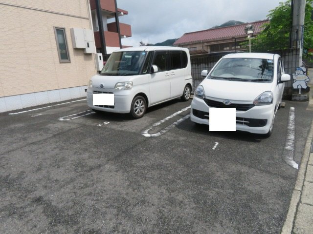 キャトルセゾンの駐車場
