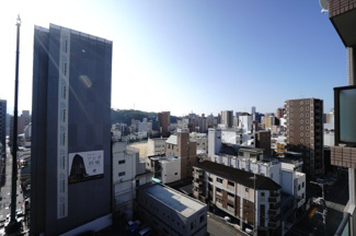【展望】 | 【シティービュー】
都会の物件からの眺望を想像すると、
周りの建物に押しつぶされそうになりますが、
本物件目の前の建物との距離もあり、
視界が開けて青空を楽しむことができます。