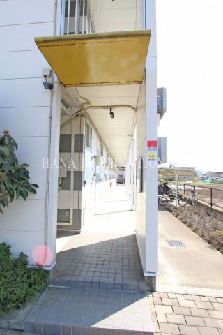 レオパレスルミエールのエントランス