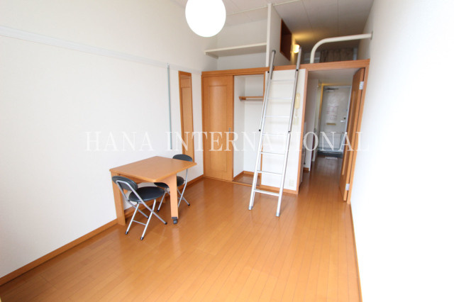 レオパレスルミエールの居間・リビング