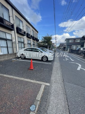 レオパレスガーデンハイツ１８の駐車場