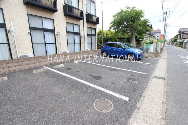 レオパレスガーデンハイツ１８の駐車場