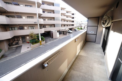 【展望】 | 【上質リノベ】藤和ハイタウン庚午 | 【眺望】
今回は2階なので、凄く良い眺望！という訳ではないのですが、
前面の建物との間に余裕があり、ワイドなブルコニーとなっていますので、
爽やかな青空や風を感じられると思います！