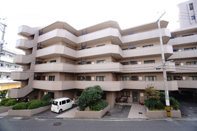 【外観】 | 【上質リノベ】藤和ハイタウン庚午 | 【耐震性】
耐震性の高さを判断するポイントは、
建築確認申請日が1981年6月1日以降の
新耐震基準に適合しているかどうか。
震度６程度の大地震でも
建物が崩壊しないレベルが基準になりました。