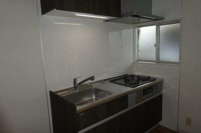 ハイツタンポポBのキッチン|３口ガスコンロ付きシステムキッチン