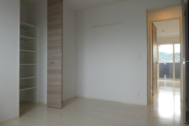 オリーブの洋室