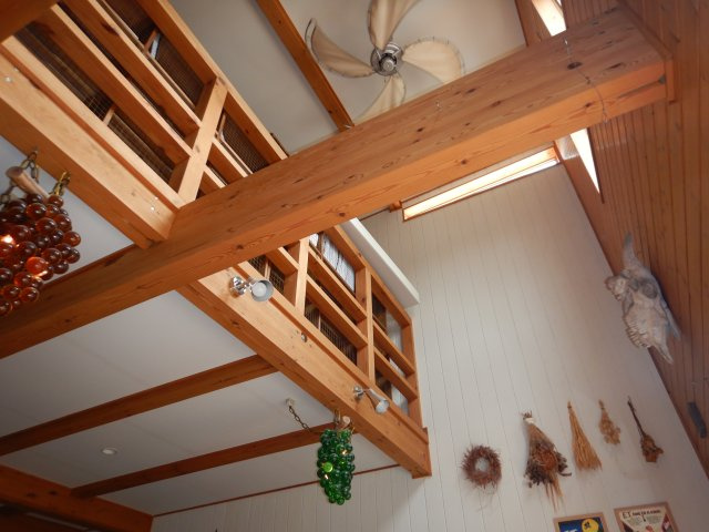 緑に囲まれたデザイン住宅の居間・リビング|リビング吹抜