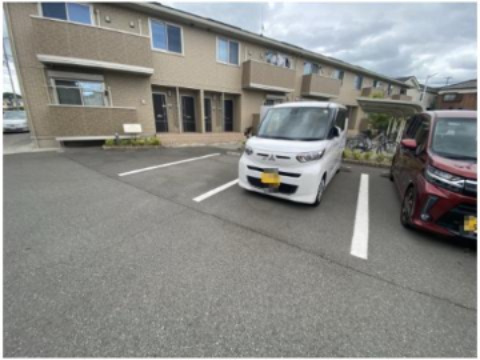 オークス中島の駐車場