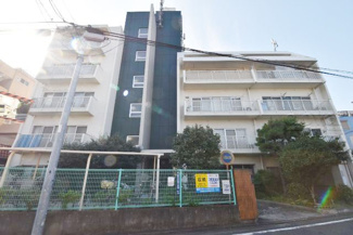【外観】 | 即日のご見学も可能です！お気軽にお問い合わせください！
手入れの行き届いた外壁やエントランスなど、「見ればわかる」レベルで清潔感を保ったマンションです。築年数を感じさせない姿で皆様をお出迎えします。