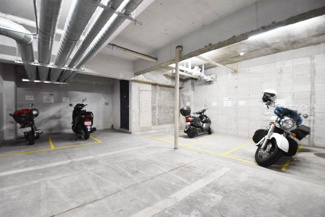 【駐車場】 | 屋根付きのバイク置き場。空きの有無や駐車料金、サイズおよび排気量規定などについては、改めてお問い合わせください。