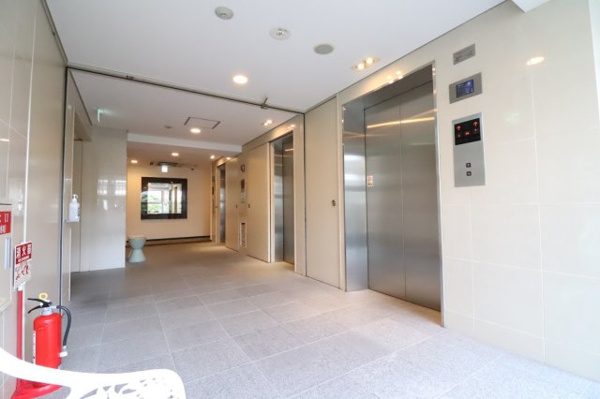 【その他共用部分】 | 【エレベーターホール】白を基調としたクリーンな印象の内装です！エレベーターは全部で3基ございます！